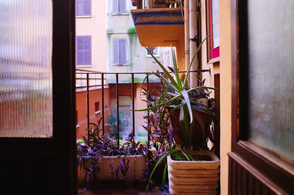 jak urządzić mały wąski balkon w bloku inspiracje